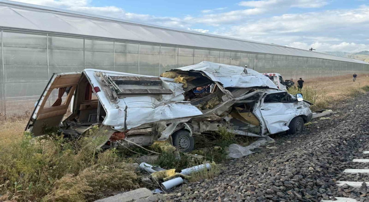 Afyonkarahisarda tren minibüse çarptı: 1 yaralı