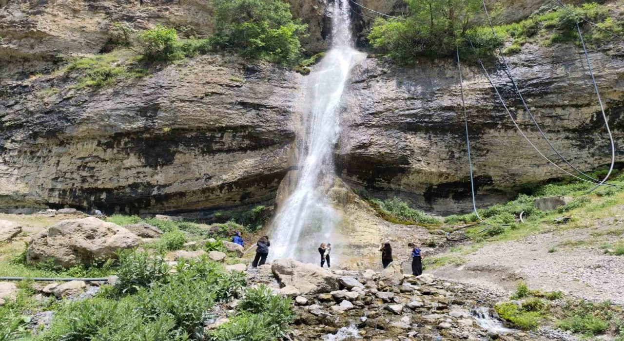 Ağaçdibi Şelalesine 3 günde 4 bin kişi ziyaret etti