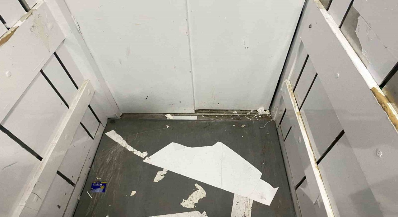 Ağrı Belediyesindeki asansör tehlike saçıyor