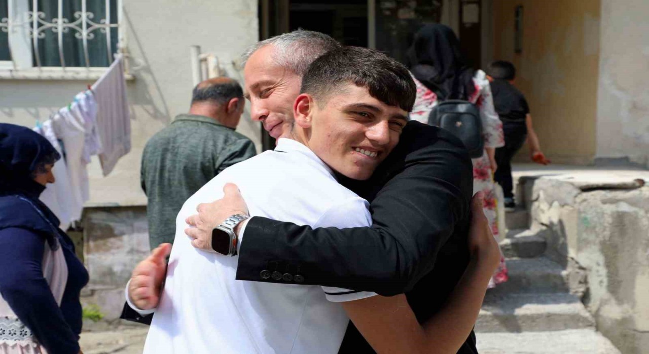 Ağrı Milli Eğitim Müdürü Kökrekten LGS öncesinde özel eğitim öğrencisi Duzluya moral ziyareti