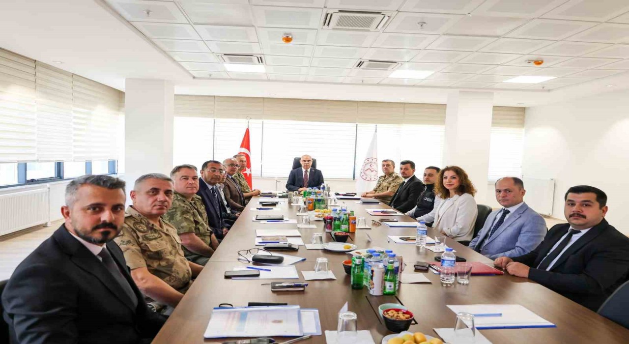 Ağrı Valisi Koç, Doğubayazıtta sınır güvenliği incelemelerinde bulundu