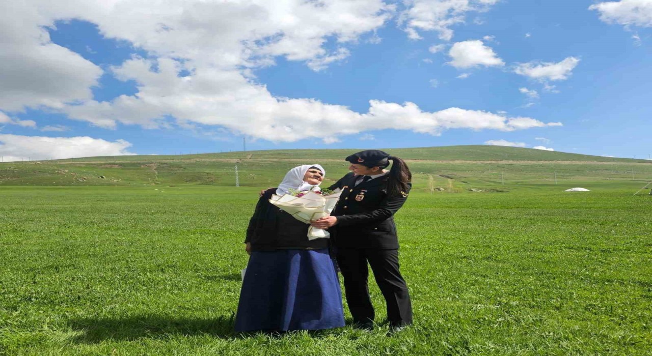 Ağrıda jandarmadan bayramda şehit ailelerine vefa ziyareti