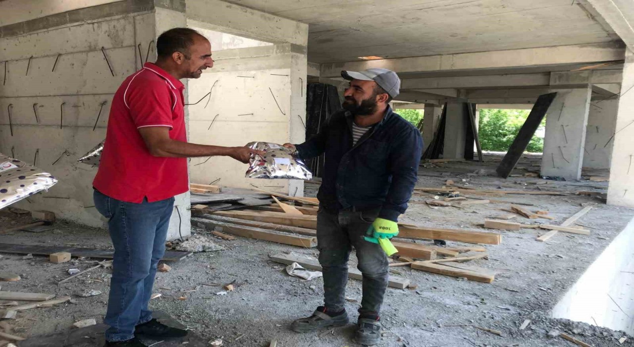 Ağrıda Kızılay gönüllüleri babaların yüzünü güldürdü