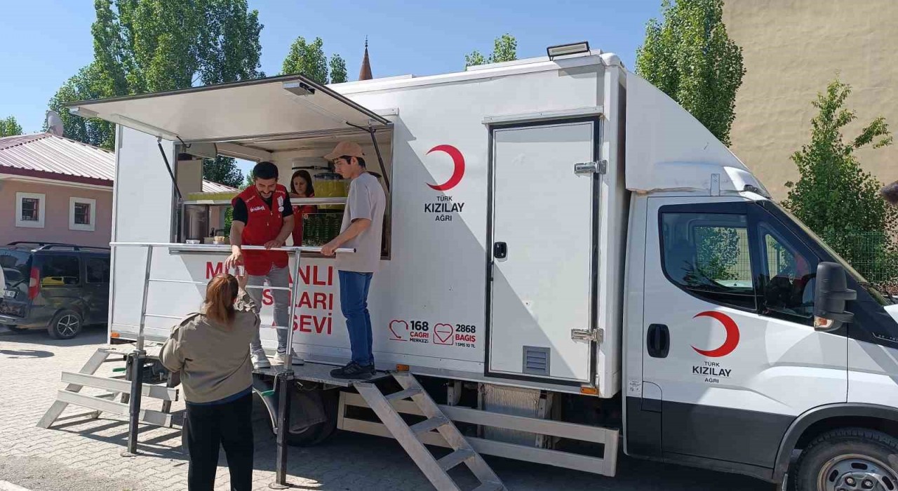 Ağrıda Kızılay gönüllülerinden YKSde öğrenci ve velilere ikram