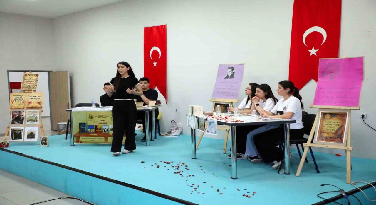 Ağrıda ortaokul ve lise öğrencileri münazara finalinde kıyasıya yarıştı