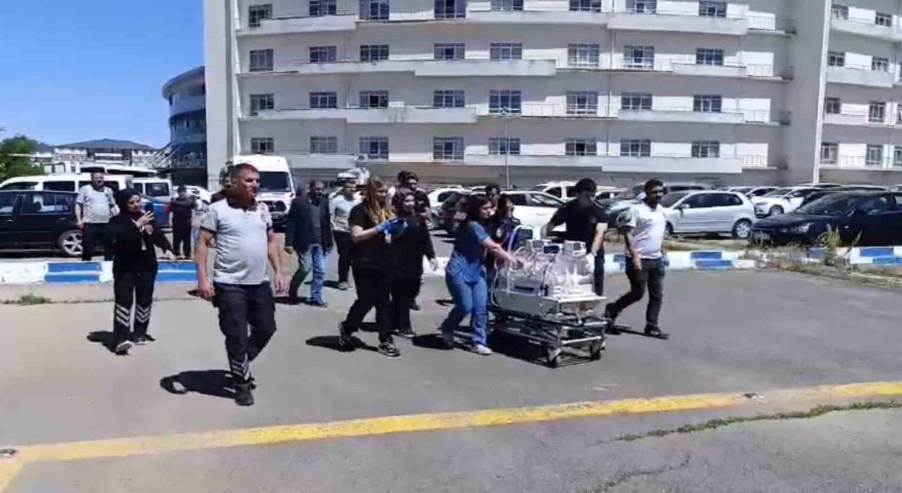 Ağrıda solunum sıkıntısı yaşayan bebek helikopter ambulansla Tatvana sevk edildi