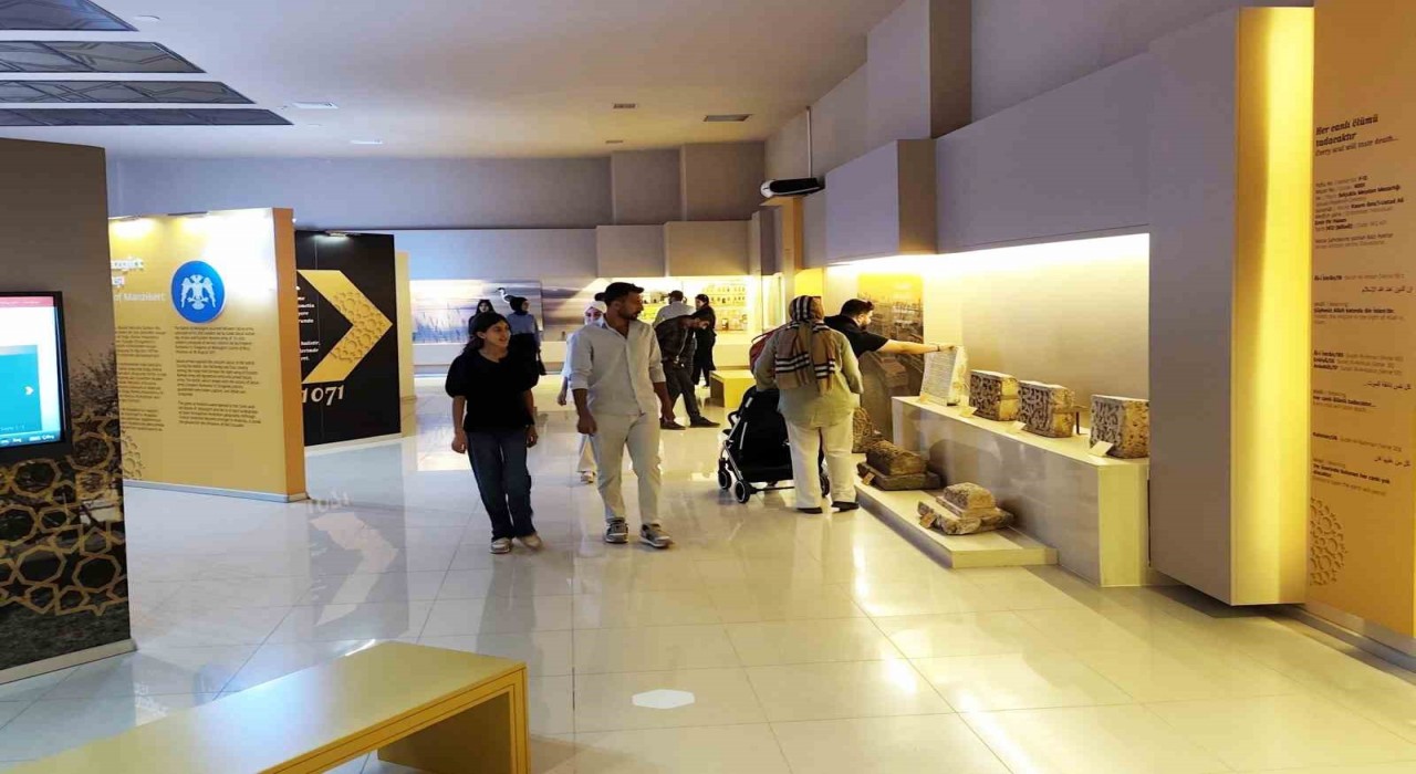 Ahlat Müzesinde bayram yoğunluğu