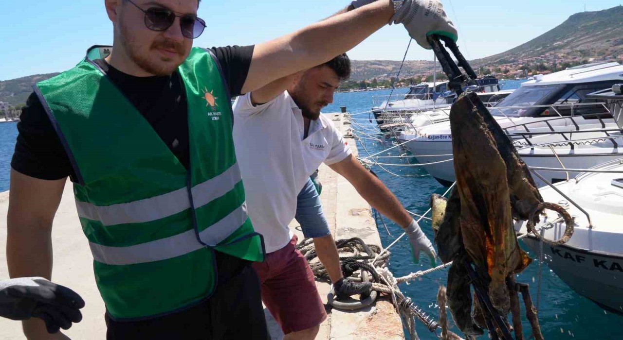 AK Parti İzmirden Dünya Çevre Gününde denizde dip tarama temizliği
