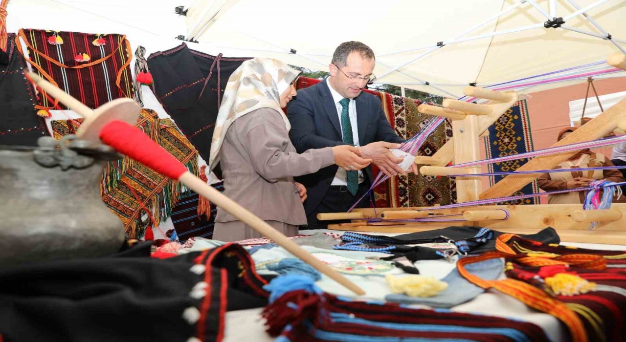 Akçaabatta Halk Eğitim Merkezinin yıl sonu sergisi beğeni topladı