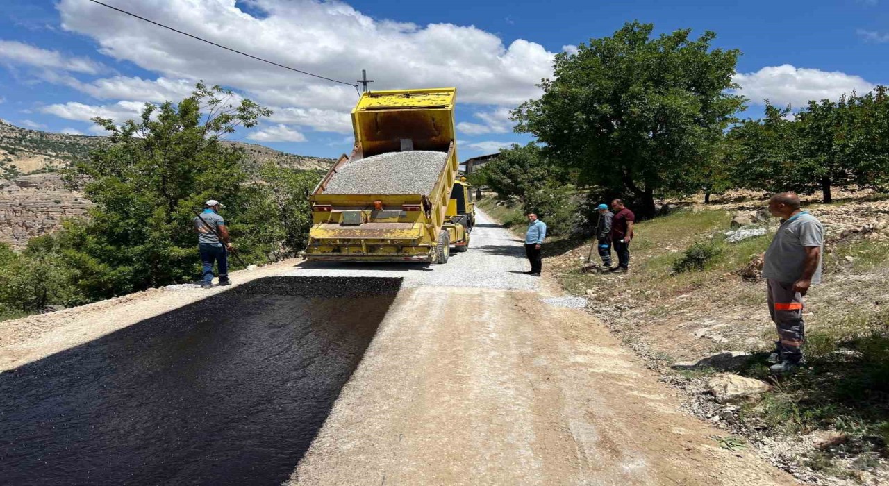 Akçadağda yollar yenileniyor