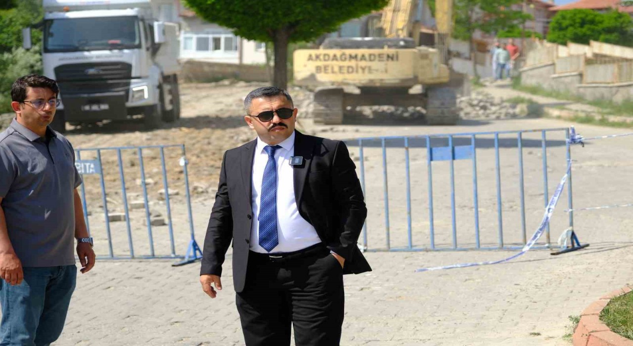 Akdağmadeninde sıcak asfalt çalışmaları başladı