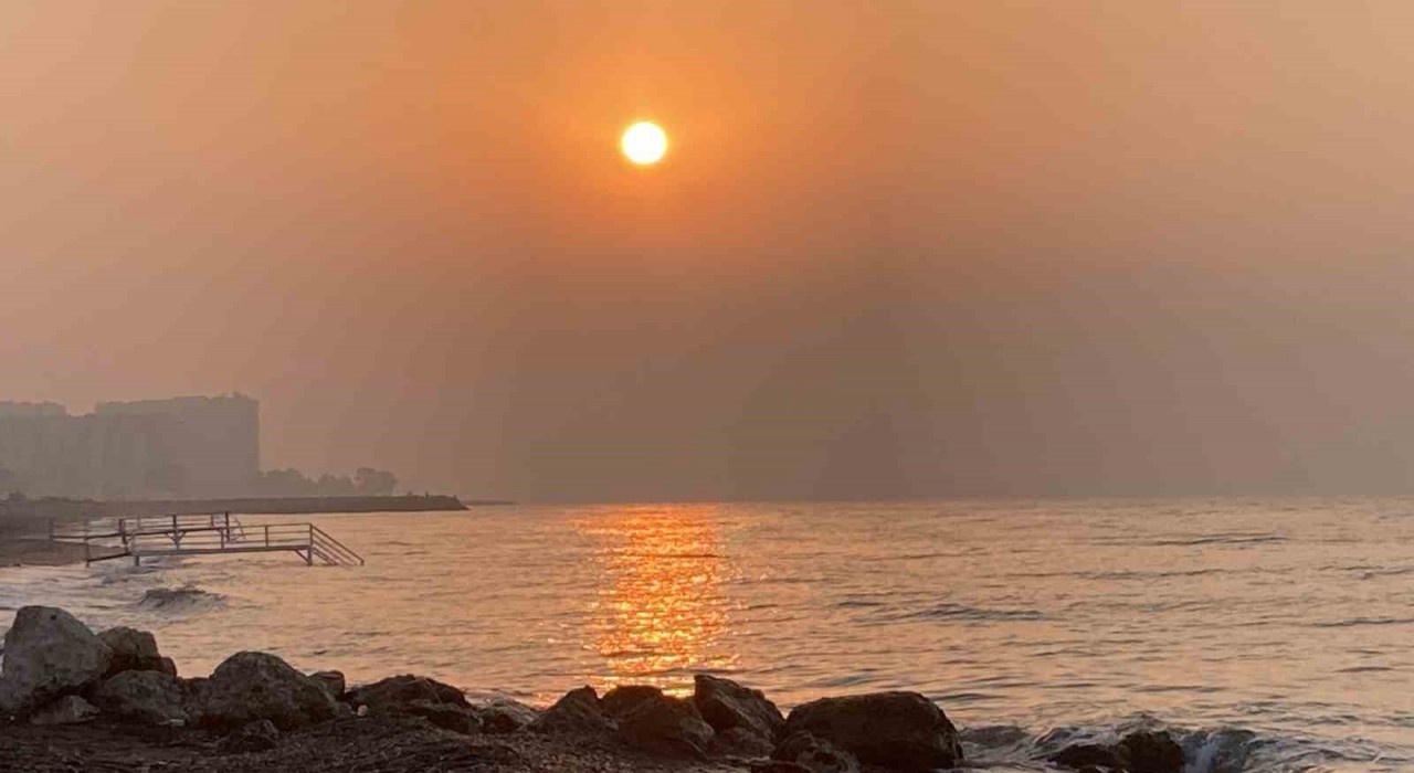 Akdenizde gün doğumuyla oluşan yakamoz mest etti