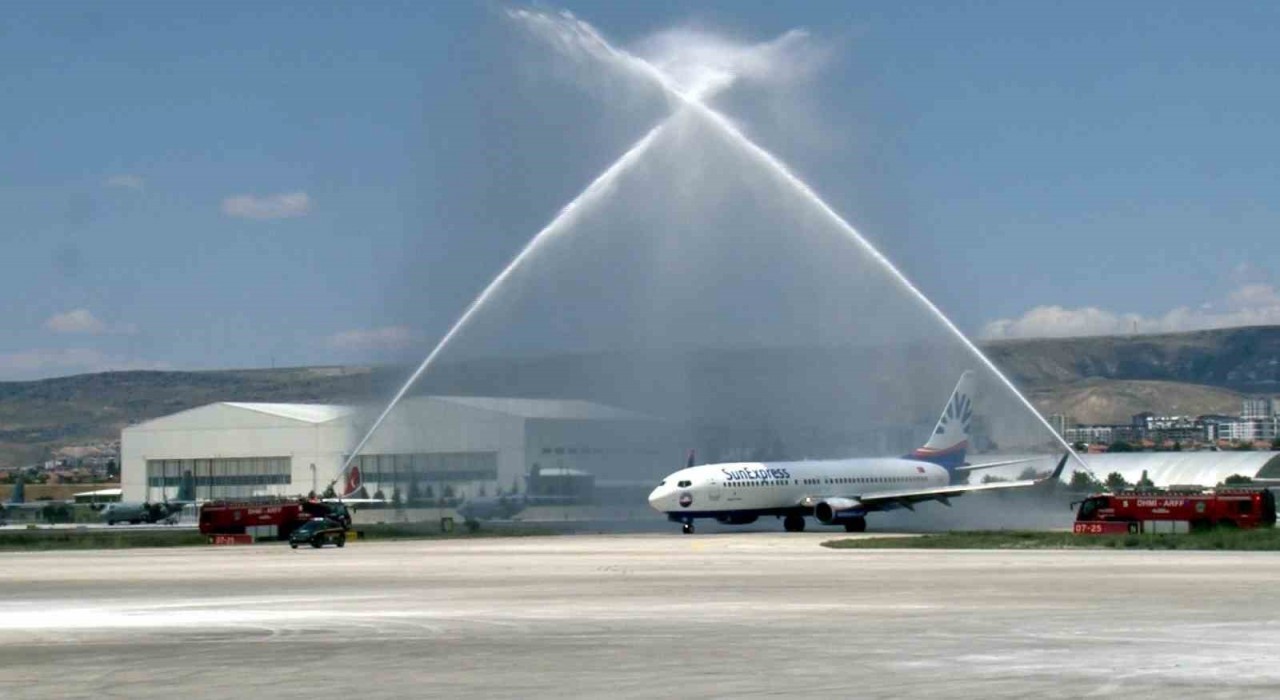 AKİBin uçağı ‘su selamlaması ile Kayseriye geldi