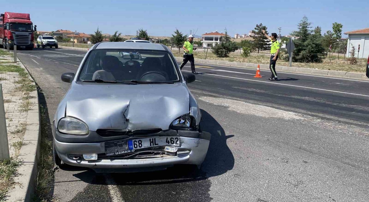 Aksarayda ışıklarda otomobil hafif ticari araca çarptı: 1 yaralı