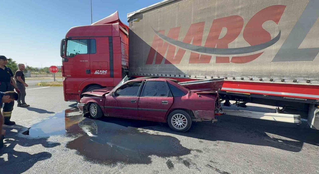 Aksarayda tırla otomobil çarpıştı: 2 yaralı