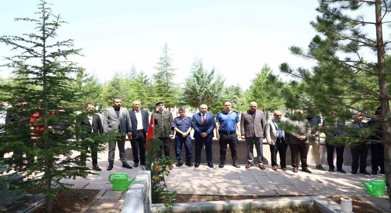 Alaca protokolü bayramda şehitleri unutmadı