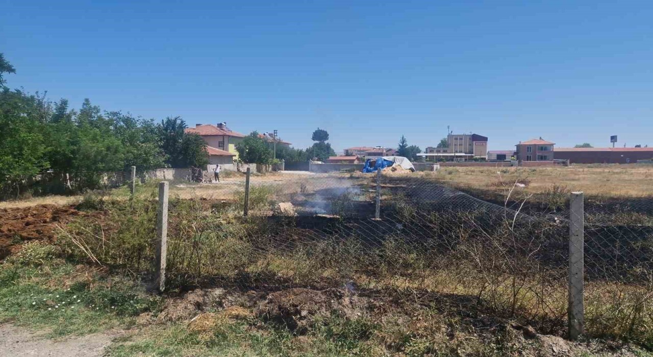 Alacada boş arsada yangın paniği: İtfaiye hızla kontrol altına aldı