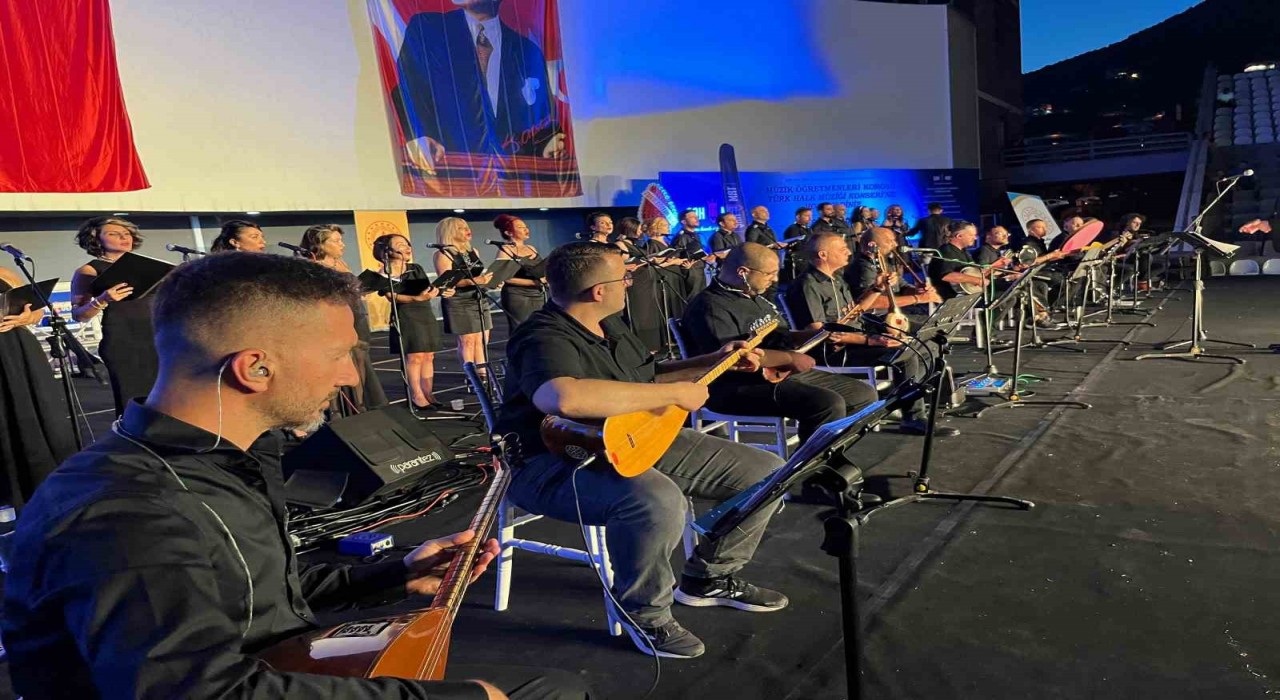 Alanyada lise ve ortaokul müzik öğretmenlerinden konser