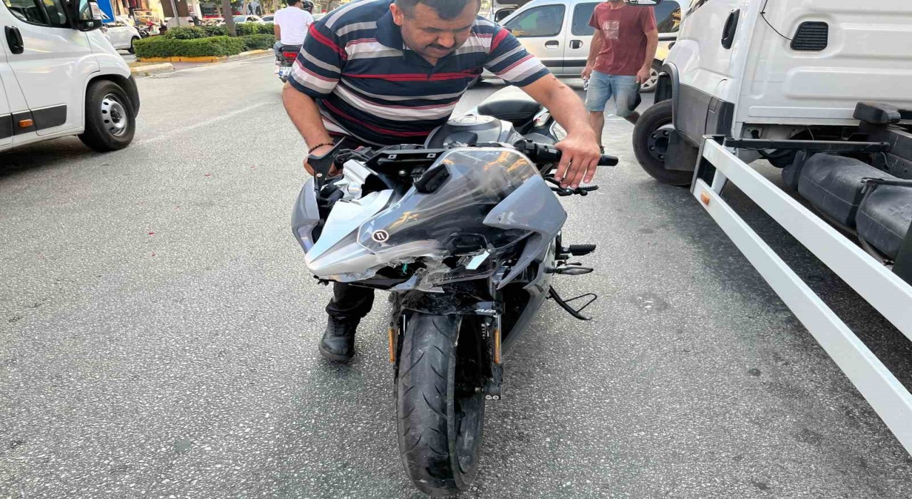 Alanyada motosiklet ile kamyonet çarpıştı: 2 yaralı