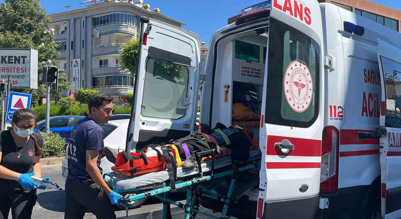 Alanyada motosiklet ile otomobil çarpıştı: 1 yaralı