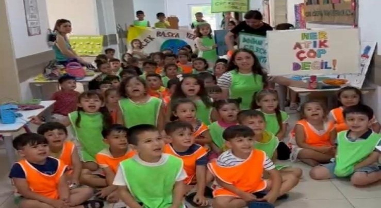 Alaşehirde minikler çevre için oturdu