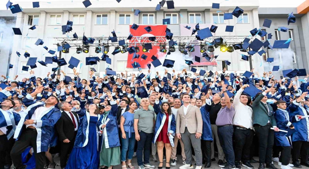 Ali Bahar AOSB Teknik Kolejinde ilk mezuniyet coşkusu: 254 öğrenci kep attı