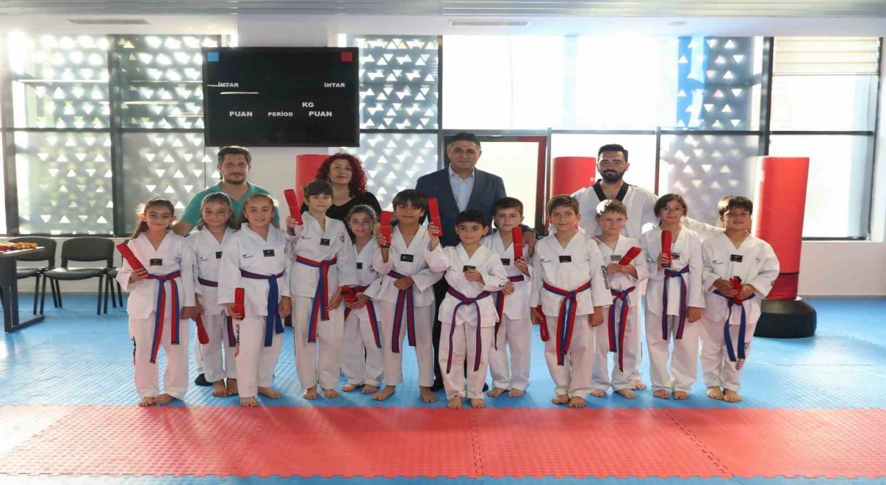 Aliağa Belediyesi Taekwondo Kursunun sporcuları kuşak atladı