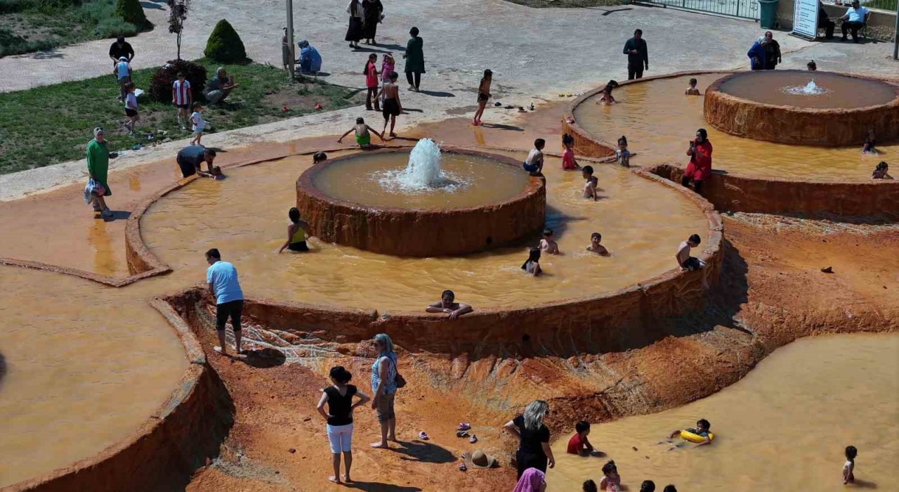 Altın sarısı rengiyle kendine hayran bırakan travertenler ziyaretçilerini ağırlıyor