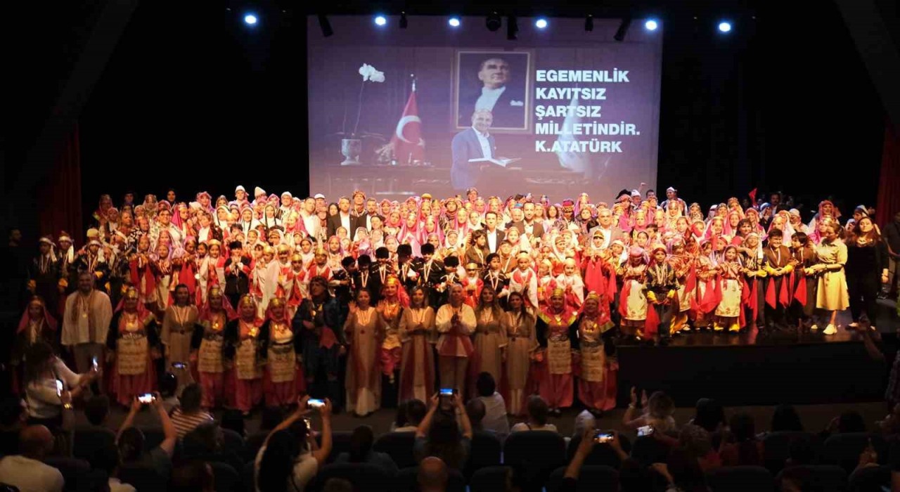 Altınköprü Halk Dansları Topluluğu, yeteneklerini sergiledi