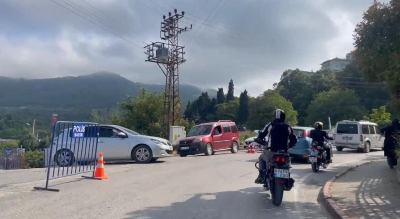 Amasrada bayram yoğunluğu sebebiyle uzun araç kuyrukları oluştu