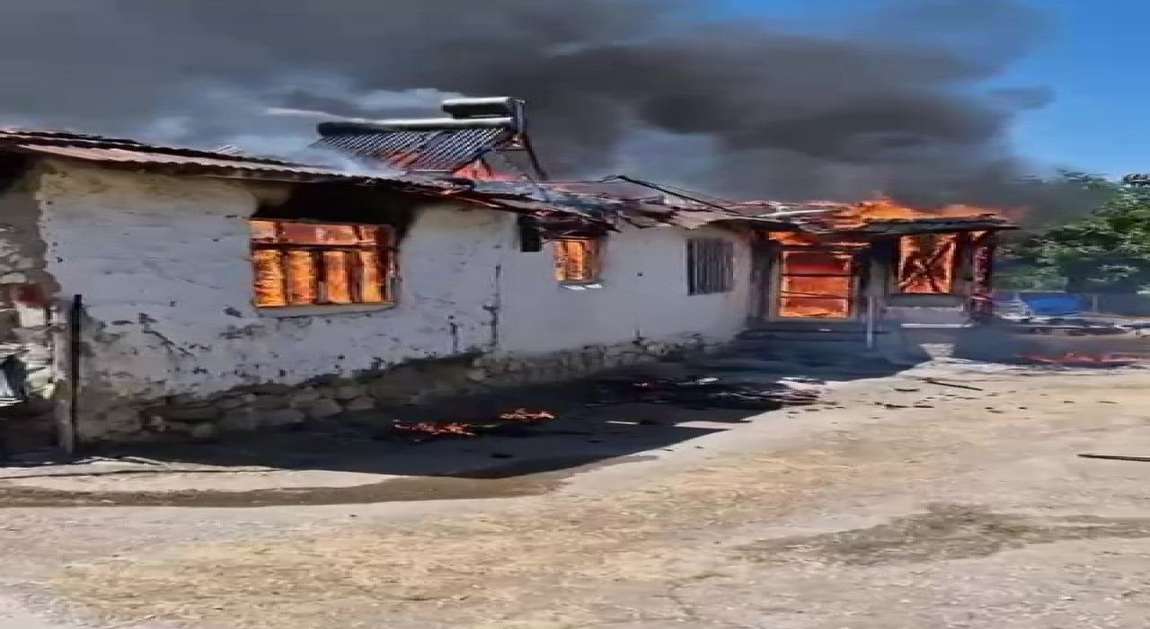 Amasyada kerpiç ev yangında küle döndü
