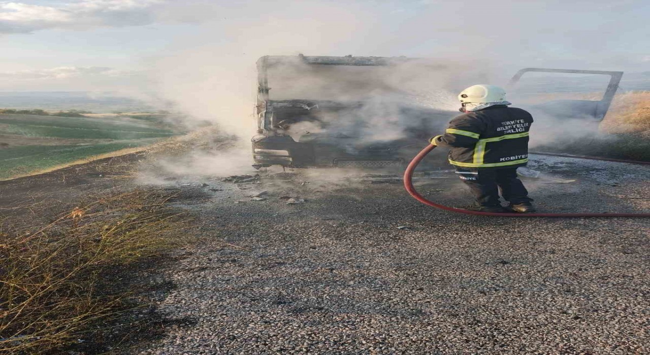 Amasyada seyir halindeki beton mikseri alev alev yandı