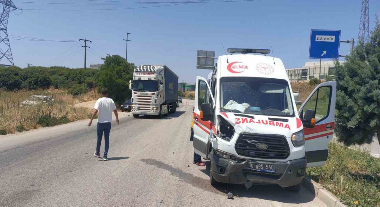 Ambulans otomobile arkadan çarptı: 1 sağlık çalışanı yaralandı