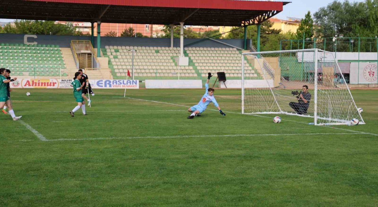 Ampute Milli Futbol Takımı, Kırşehirde kadın futbol takımıyla hazırlık maçı yaptı