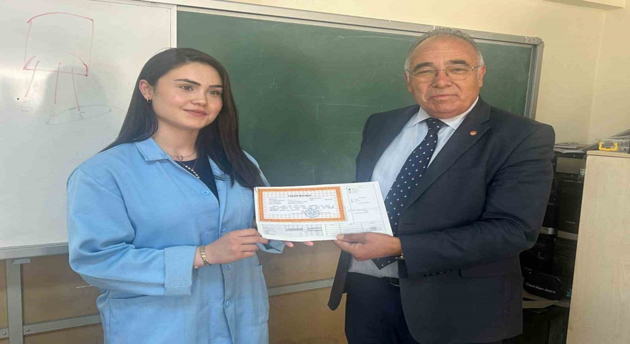 Anadolu lisesini bırakıp meslek lisesini tercih etti, okul 1incisi oldu