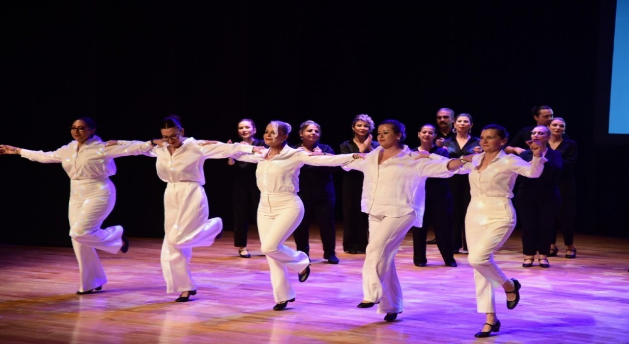 Anadolu Üniversitesinde Halk Dansları ve Sirtaki Gösterisi