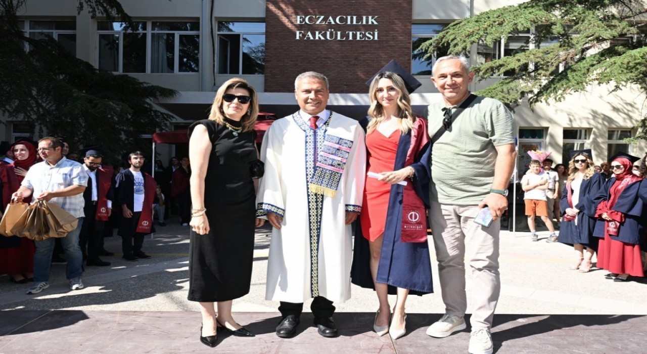 Anadolu Üniversitesinde mezuniyet coşkusu fakültelerde de sürdü