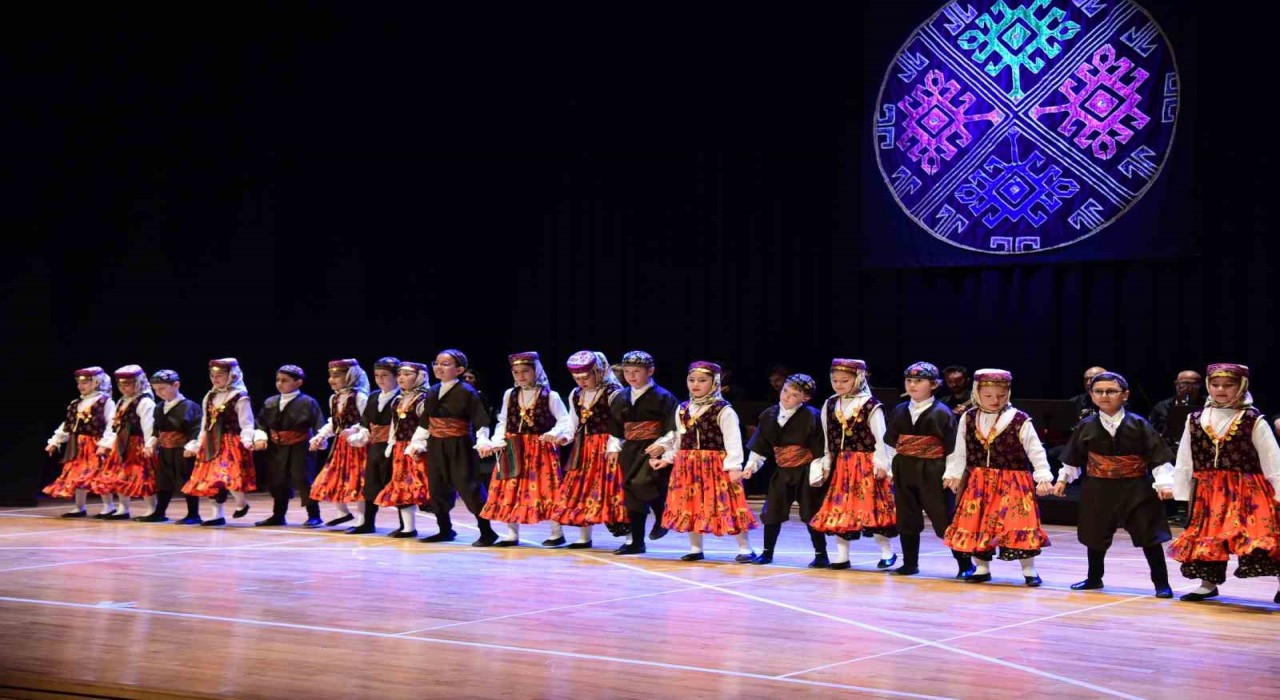 Anadolu Üniversitesinden Çocuk Halk Dansları Topluluğu gösterisi