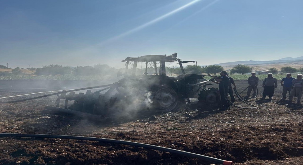 Anız yangını müdahale etmek isterken yandı