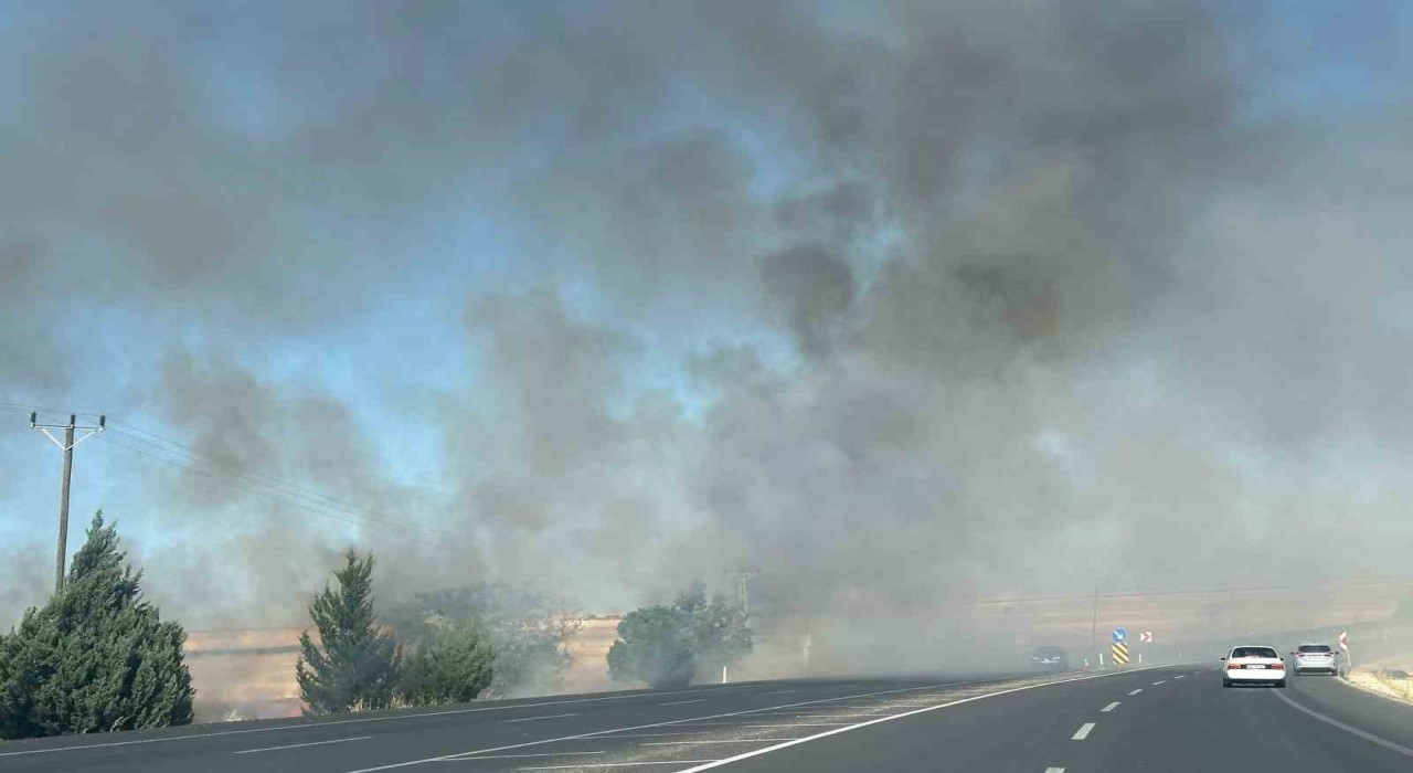 Anız yangını saman balyalarını küle çevirdi
