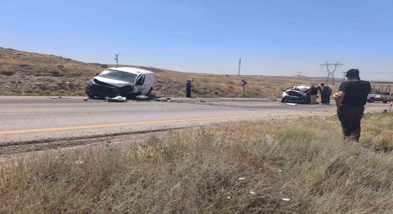 Ankarada 2 araç kafa kafaya çarpıştı: 1 ölü, 1 yaralı