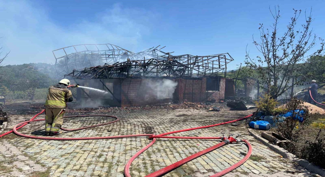 Ankarada çıkan yangında bir ev kullanılamaz hale geldi
