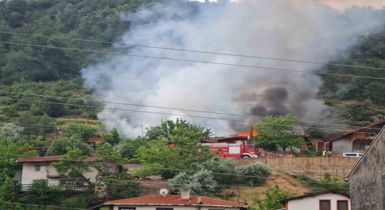 Ankarada çıkan yangında iki ev hasar gördü