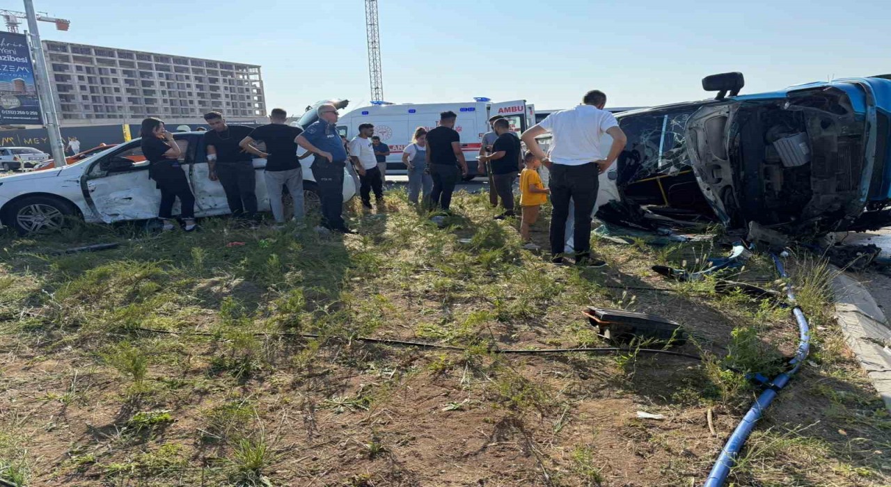 Ankarada dolmuş ile otomobil çarpıştı:5 yaralı