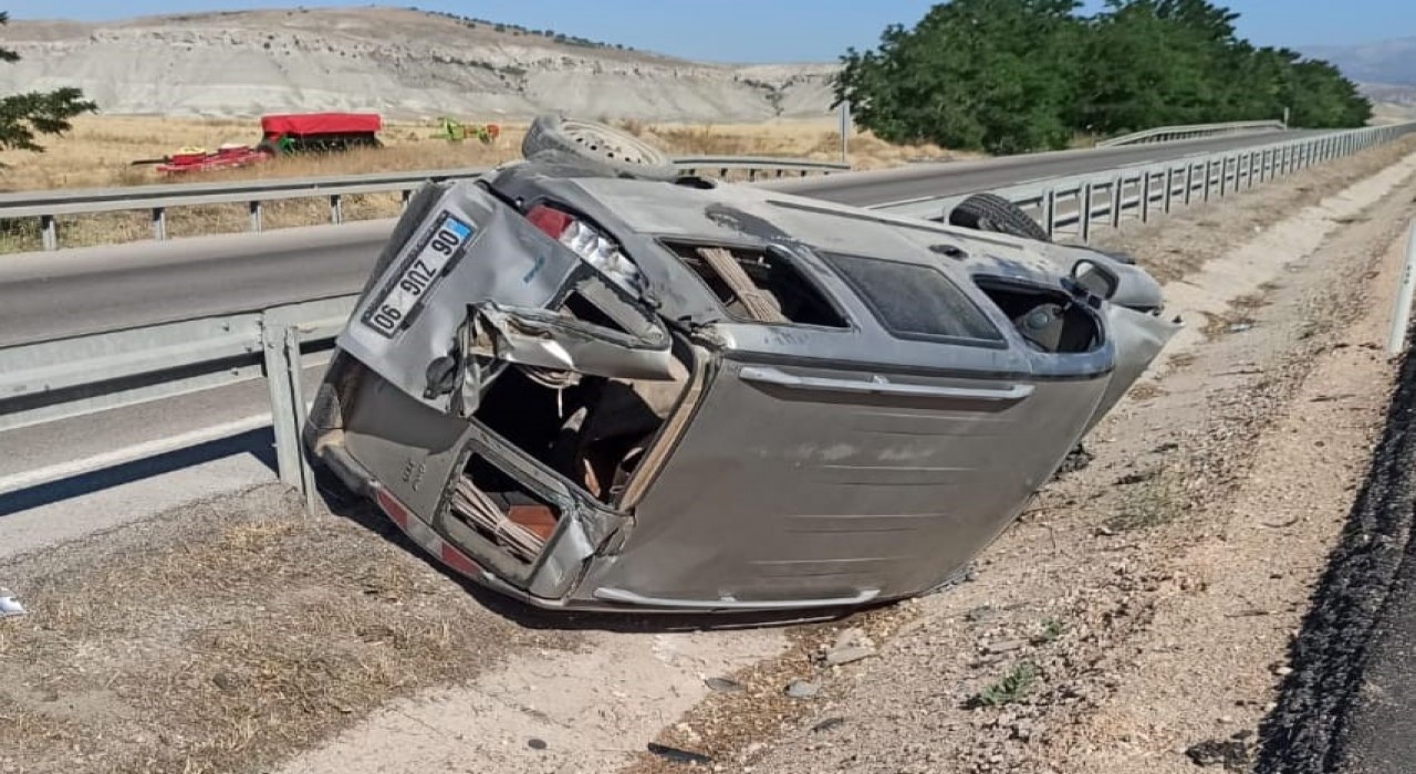 Ankarada lastiği patlayan araç takla attı: 2 yaralı