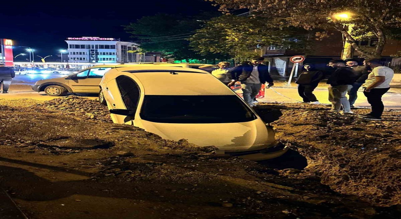 Ankarada otomobil altyapı çalışmaları için açılan çukura düştü