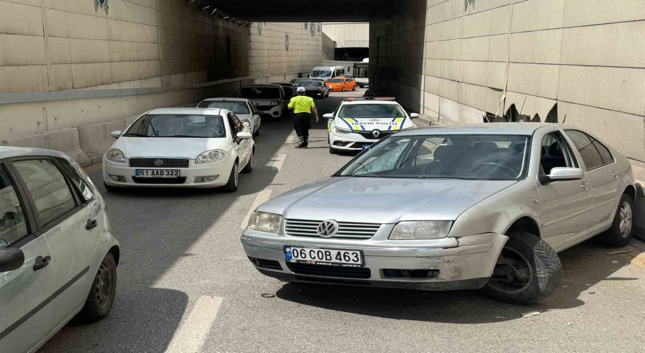 Ankarada refüje çarpan otomobil takla attı: 2 yaralı