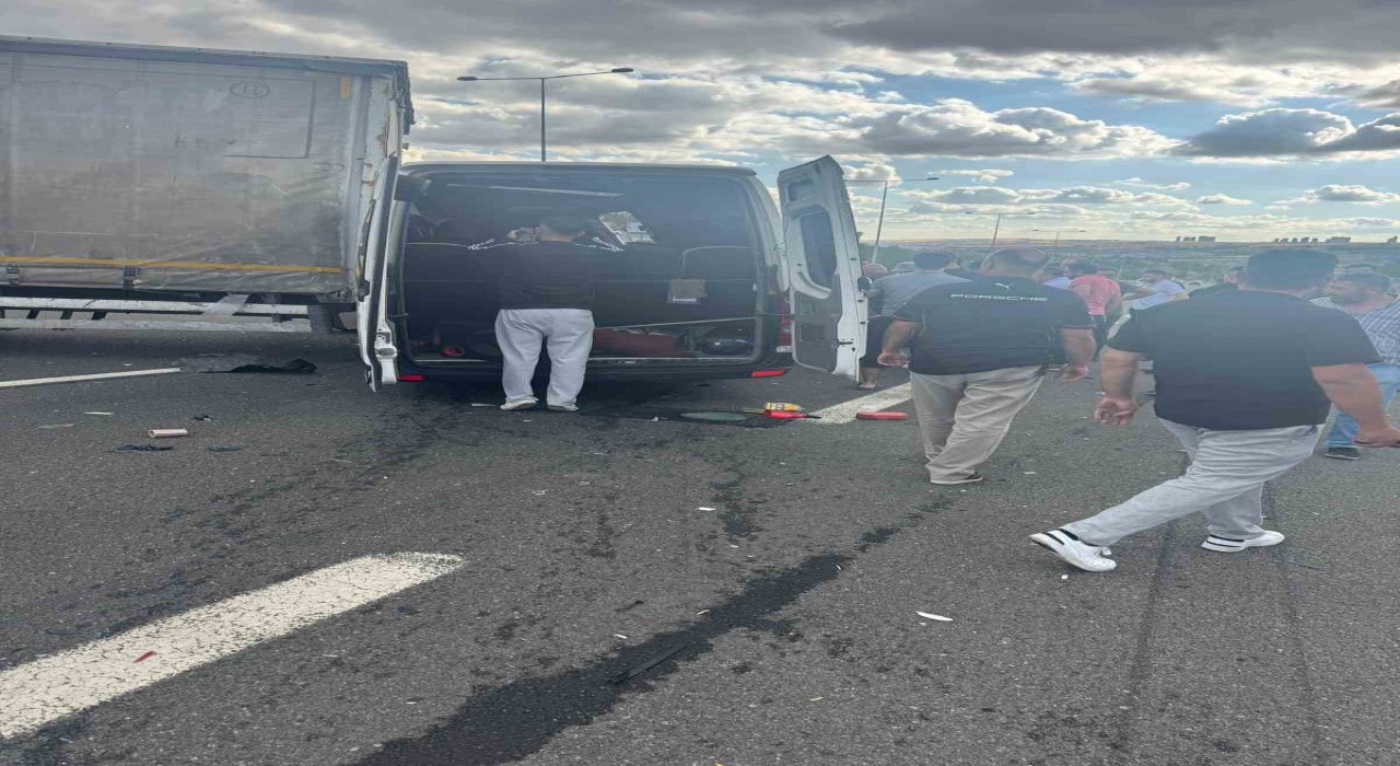 Ankarada servis minibüsü kamyona çarptı: 1 ölü, 5 yaralı