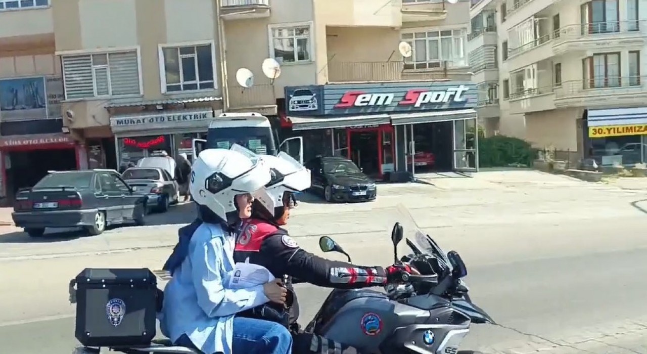 Ankarada sınava geç kalan öğrencinin imdadına Yunus Polisler yetişti