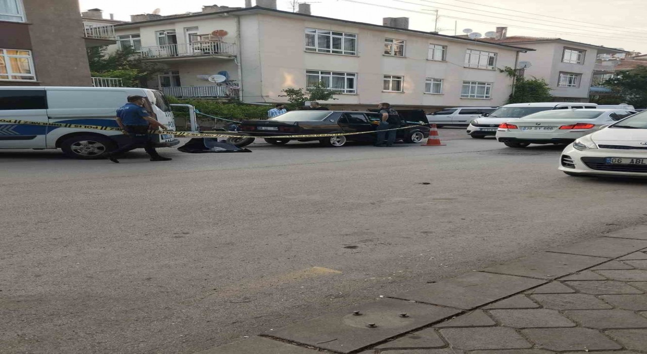 Ankarada sokak ortasında uyuşturucu krizine girdiği öngörülen 2 kişi hayatını kaybetti